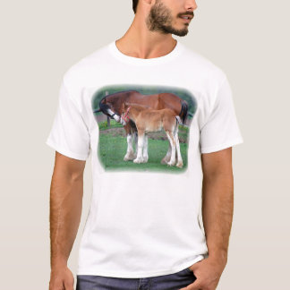 Clydesdaleおよび子馬 Tシャツ