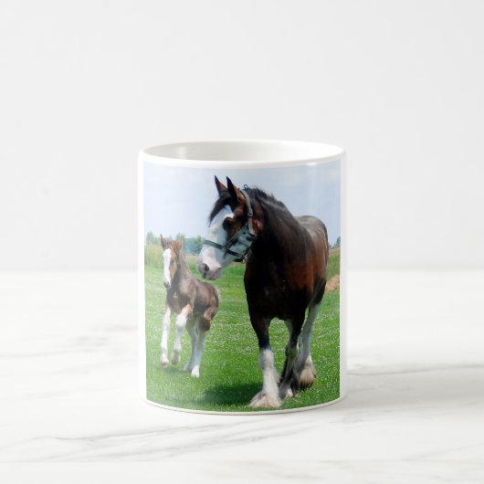Clydesdaleおよび雌の子馬のマグ コーヒーマグカップ (中央)