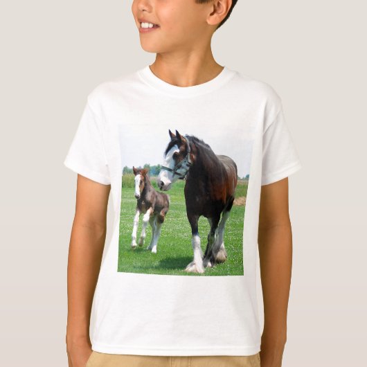 Clydesdaleおよび雌の子馬 Tシャツ (正面)