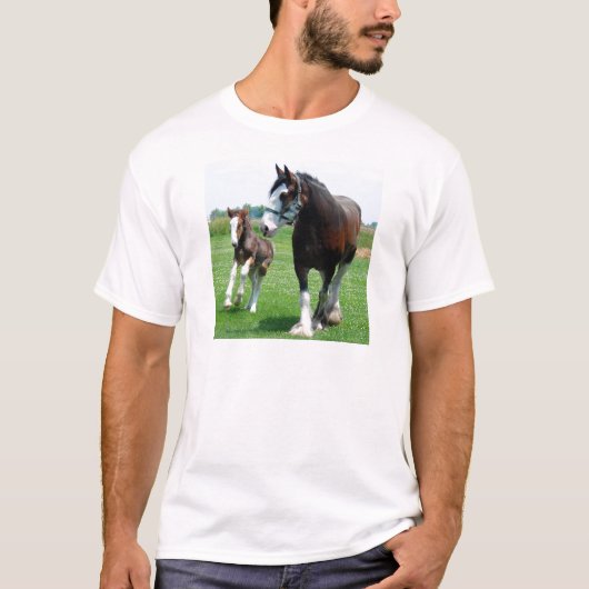 Clydesdaleおよび雌の子馬 Tシャツ (正面)