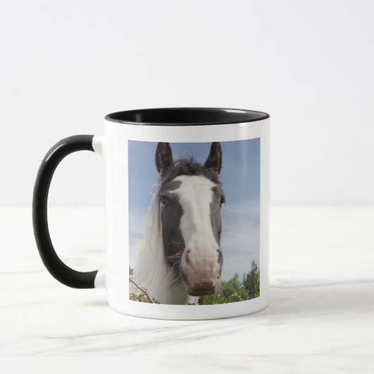 Clydesdaleの馬のポートレート マグカップ (左)