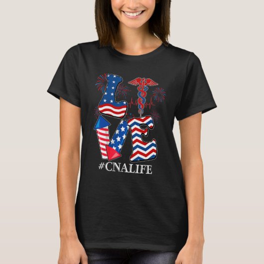 CNA Certified Nursing Assistant LOVE 4th of july U Tシャツ (正面)