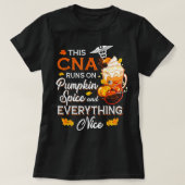 CNA Nurse Runs On Pumpkin Spice Everything Thanksg Tシャツ (デザイン正面)