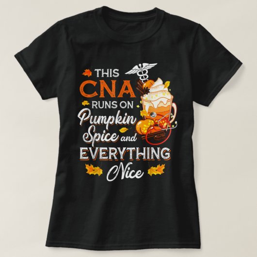 CNA Nurse Runs On Pumpkin Spice Everything Thanksg Tシャツ (デザイン正面)