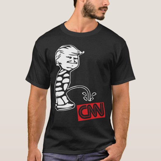 CNNのおもしろいなタブロイドの偽造品のニュースのアンチMediの切札の小便 Tシャツ (正面)