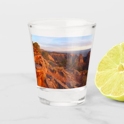 COモニュメントのグランドビュートレイルでのサンライズ ショットグラス (正面)