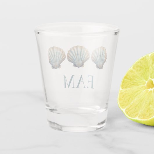 Coastal Blue Scallop Seashell Monogram ショットグラス (裏面)