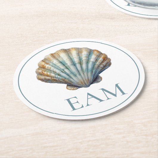 Coastal Blue Scallop Seashell Monogram ラウンドペーパーコースター (アングル)