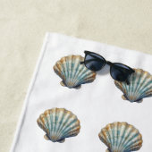 Coastal Blue Scallop Seashell Personalized ビーチタオル (インサイチュ)