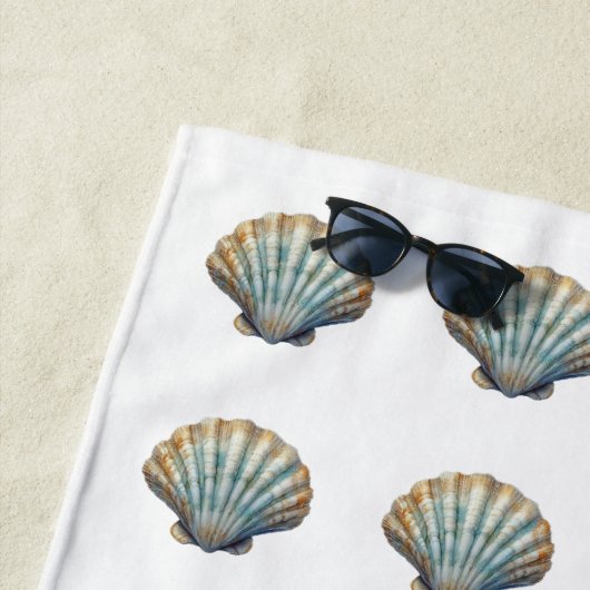 Coastal Blue Scallop Seashell Personalized ビーチタオル (インサイチュ)