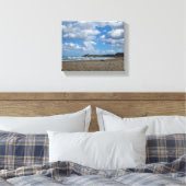 Coastal Breeze - Cloudy Skies and Sunny Shores キャンバスプリント (インサイチュ (寝室))