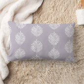 Coastal Palm Leaf Pattern Misty Lilac Throw Pillow ランバークッション (ブランケット)