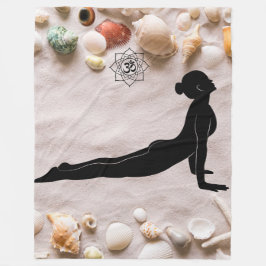 Coastal Serenity: Cobra Pose with Om Mandala フリースブランケット