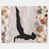 Coastal Serenity: Cobra Pose with Om Mandala フリースブランケット (正面(横))