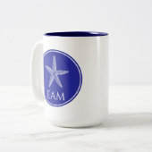 Coastal White Starfish on Navy Blue Monogram ツートーンマグカップ (正面左)
