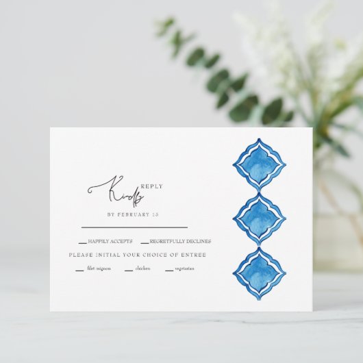 Cobalt 地中海の Blue Tile Wedding RSVPカード (スタンド正面)