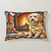 Cockapoo Sitting by Fireplace with Christmas Light アクセントクッション (正面)