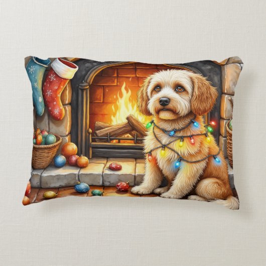 Cockapoo Sitting by Fireplace with Christmas Light アクセントクッション (裏面)