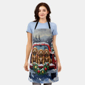 Cocker Spaniel Christmas Red Truck Holiday エプロン (着用した状態)