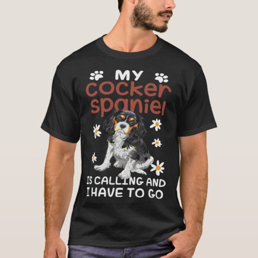 Cocker Spaniel Dog Is Calling Daisy Flower Tシャツ (正面)