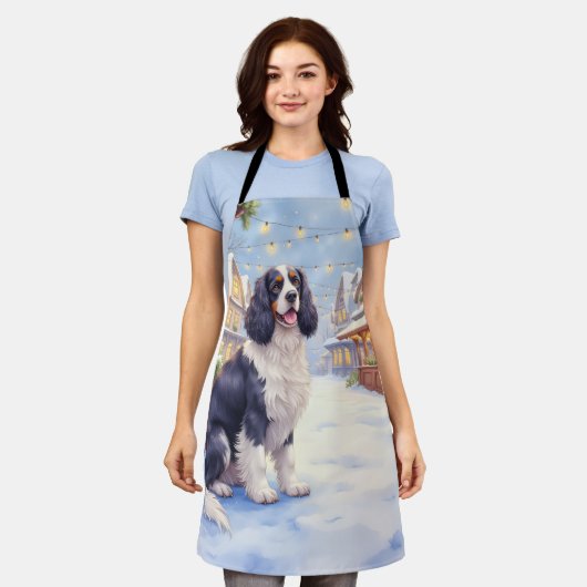Cocker Spaniel Snowy Village Christmas Art エプロン (着用した状態)
