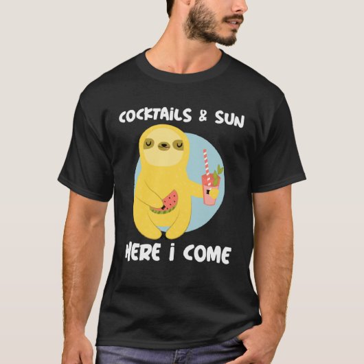 Cocktails and Sun Here I Come Sloth Summer Vacatio Tシャツ (正面)