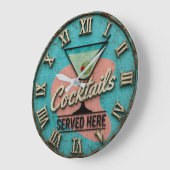 Cocktails Served Here Bar Decor Mid-Century ラージ壁時計 (傾斜)