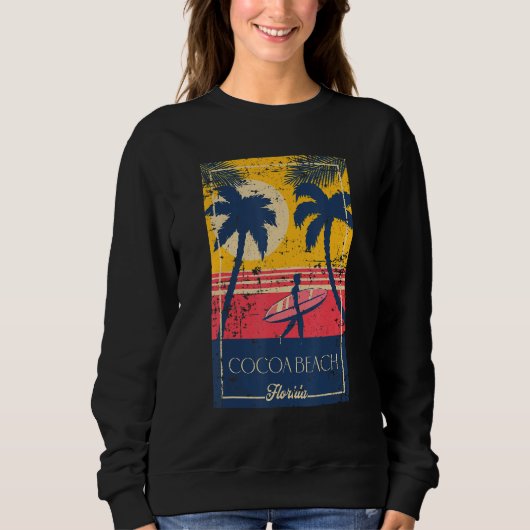 Cocoa Beach Florida Retro Surfer Distressed Design スウェットシャツ (正面)