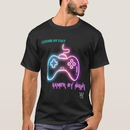 Coder by Day、Gamer by Night – ゲームとコーディング Tシャツ (正面)
