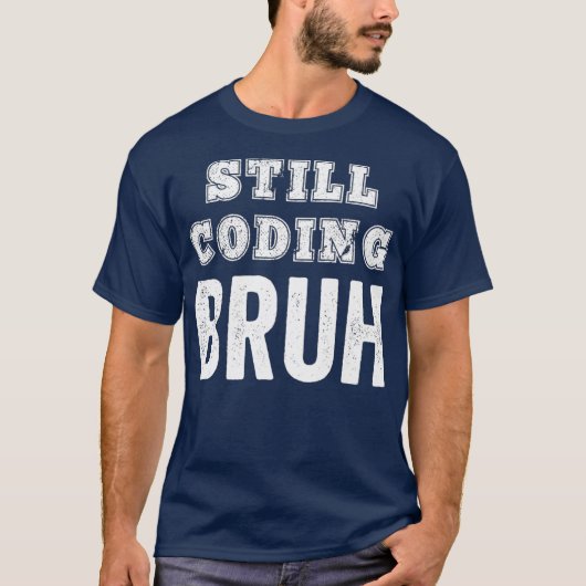 Coder Still Coding Bruhおもしろいミーム・ソフトウェア Tシャツ (正面)