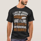 Coffee And Banned Books Lover Tシャツ (正面)
