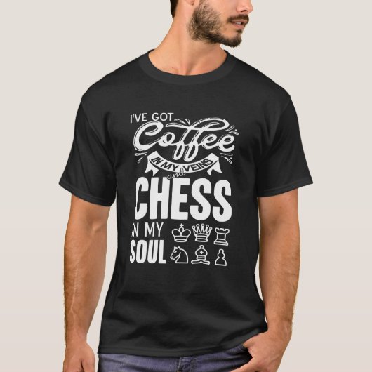Coffee and Chess Lover Funny Gamer Humor Tシャツ (正面)