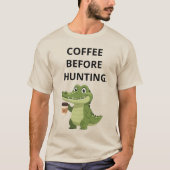 Coffee Before Hunting – Funny Crocodile Coffee Lov Tシャツ (正面)