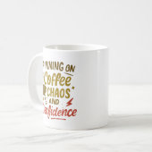 Coffee, Chaos & Confidence – Relatable Funny Quote コーヒーマグカップ (正面左)