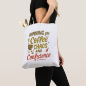 Coffee, Chaos & Confidence – Relatable Funny Quote トートバッグ (クローズアップ)