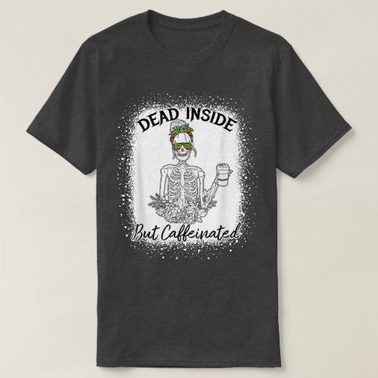 Coffee Drinking Skeleton Funny Halloween Caffeina Tシャツ (デザイン正面)