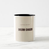 Coffee Driven Dream Chaser Motivational Coffee Lov ツートーンマグカップ (中央)