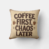 Coffee First Chaos Later – Retro Funny Quote Desig クッション (裏面)