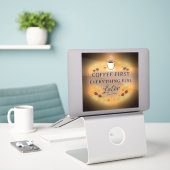 Coffee First, Everything Else Later – coffee lover シール (デスク上のノートパソコン)