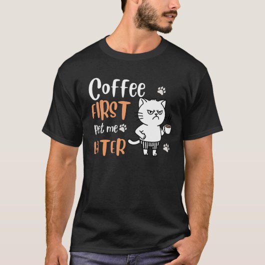 Coffee First, Pet Me Later - おもしろい猫好きTee Tシャツ (正面)