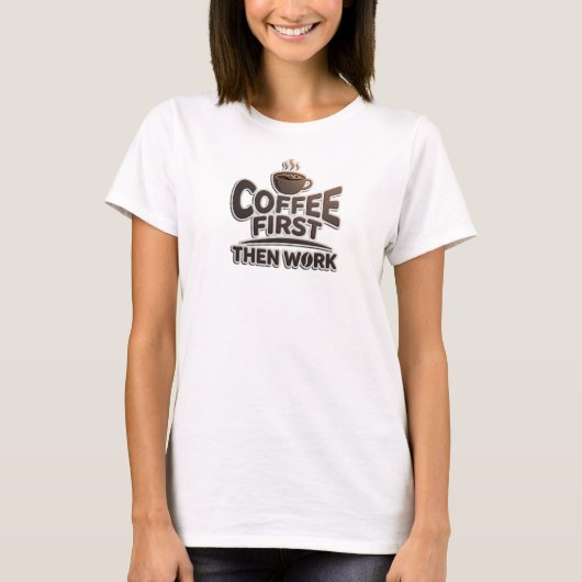 COFFEE FIRST THEN WORK 仕事の前にはコーヒーを クリエイティブなビジュアルデザ Tシャツ (正面)
