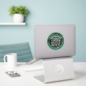 Coffee Hustle Repeat– 都市部のモチベーション シール (デスク上のノートパソコン)