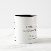 Coffee in one hand, confidence in the other ツートーンマグカップ (中央)