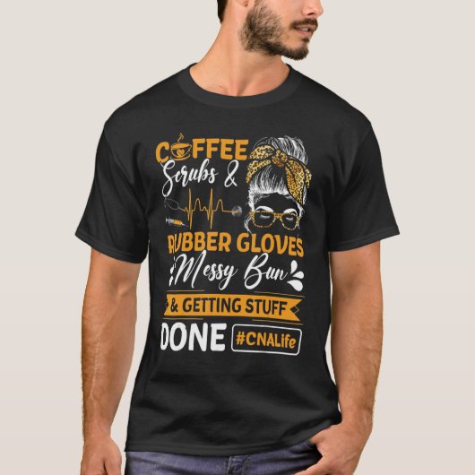 Coffee Scrubs Rubber Gloves Messy Bun Nurse CNA Li Tシャツ (正面)