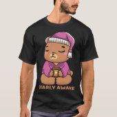 Coffee Sleep  Bearly Awake Cute Sleepy Teddy Bear Tシャツ (正面)