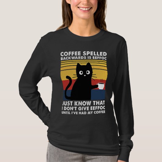 Coffee Spelled Backwards is Eeffoc Funny Black Cat Tシャツ (正面)