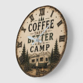Coffee Tastes Better at Camp Rustic ラージ壁時計 (傾斜)