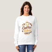 Coffee Vibes Only – Boho Coffee Design スウェットシャツ (正面フル)