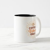 Coffee Vibes Only – Boho Coffee Design ツートーンマグカップ (正面右)