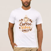 Coffee Vibes Only – Boho Coffee Design Tシャツ (正面)